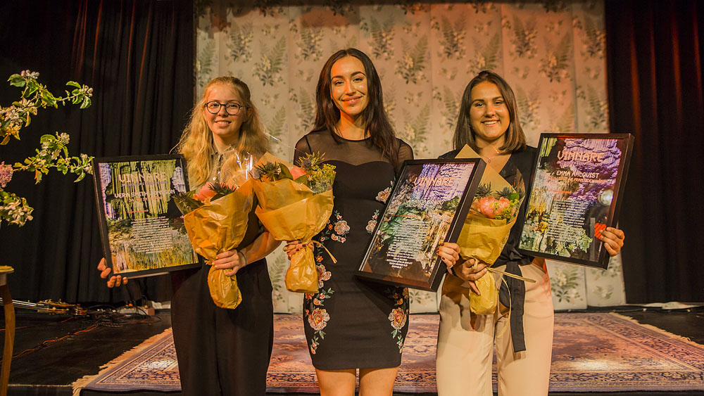  De tre vinnarna i Jag skriver i dina ord, Vera Smith Jonsson, Amanda Bravo och Emma Ahlqvist. Foto: Jarmo Väryryen 